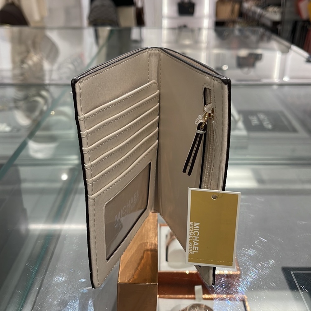 Michael Kors Jet Set Travel Passport Wallet
Light Cream Signature/Golden- NWT - Picture 6 of 16